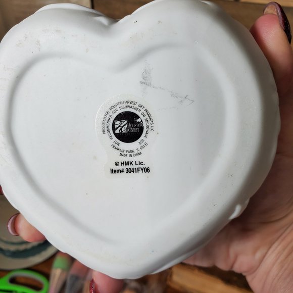 Hallmark Bisque Trinket Box - Heart-Shaped - Trio of Praying Angels - Picture 8 of 8